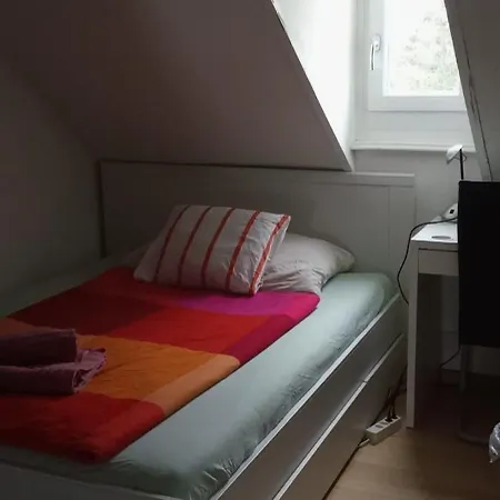 Kleines Ruhiges Dachzimmer ホームステイ
